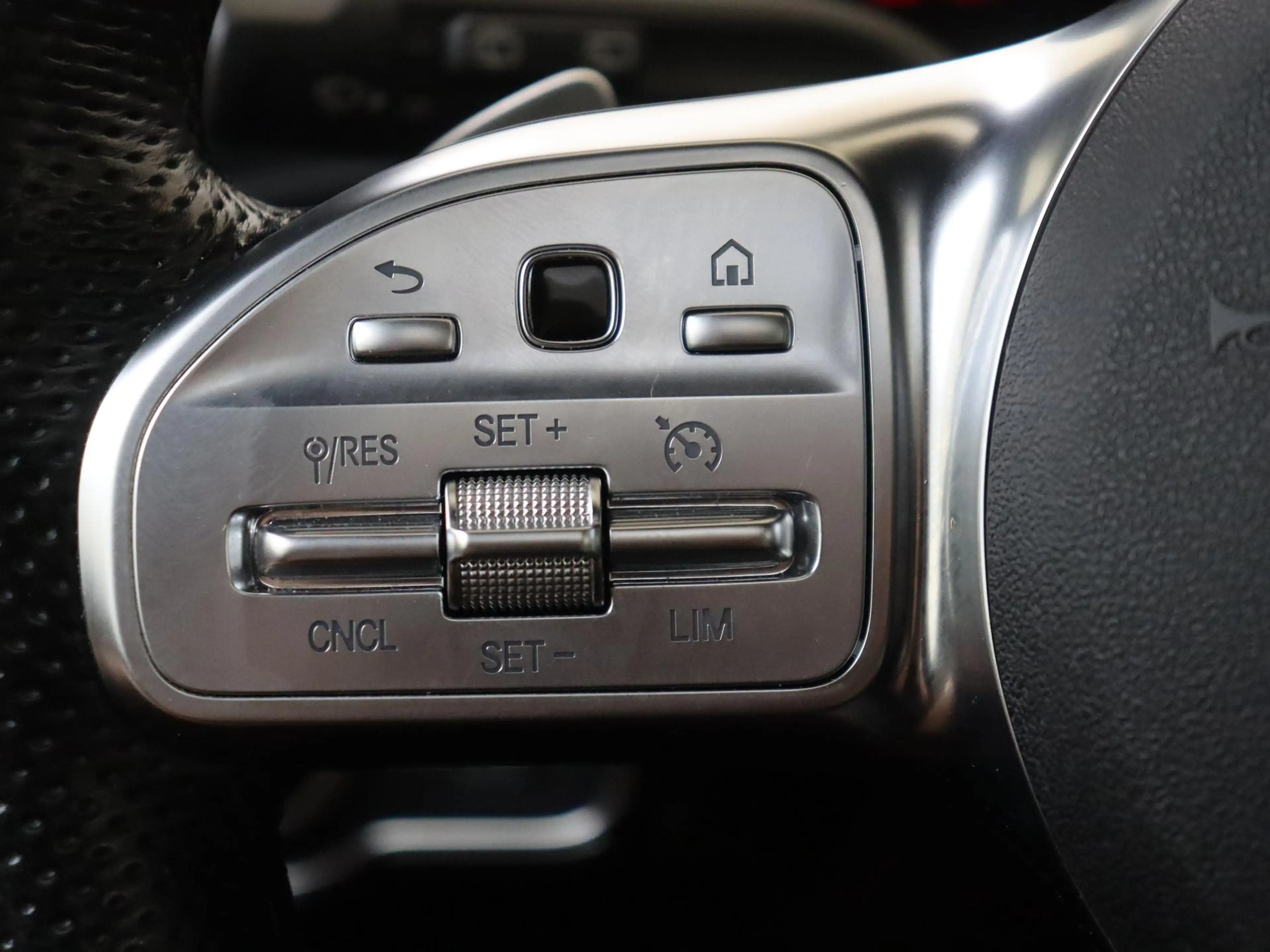 Mercedes-Benz A 250 e Premium Plus — photo 13