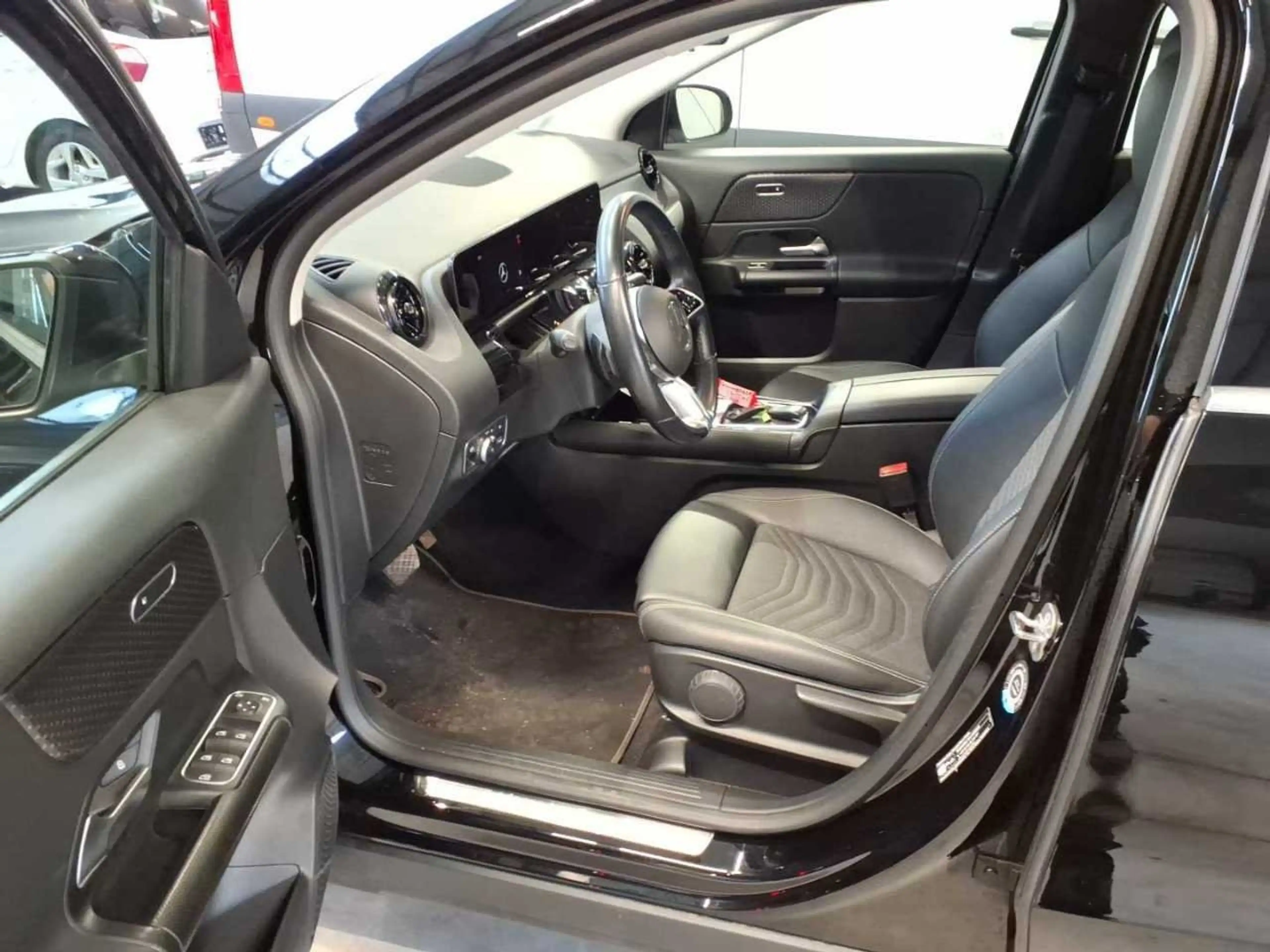 Mercedes-Benz GLA 180 Key LED Lane Navi RKam AUT Facelift SHZ — photo 8