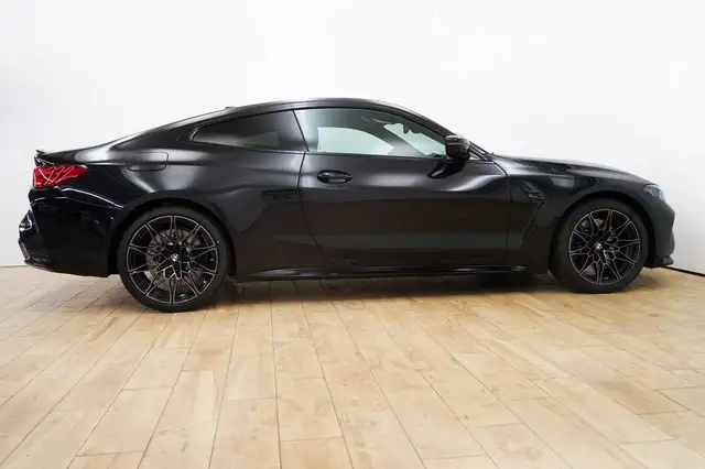 BMW M4 view 6