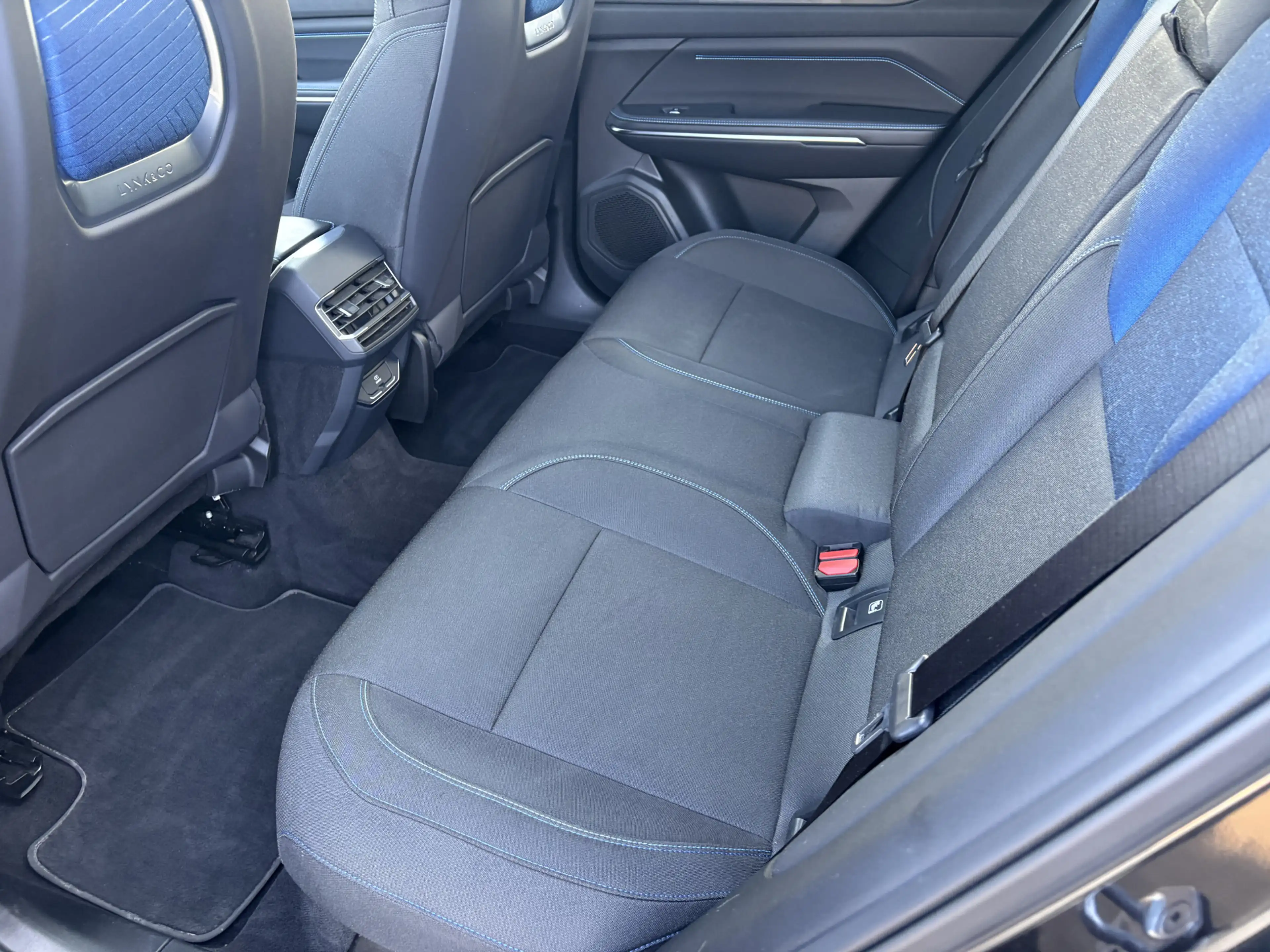 Lynk & Co 01 1.5, climate/cruise/pano/memeory — photo 12