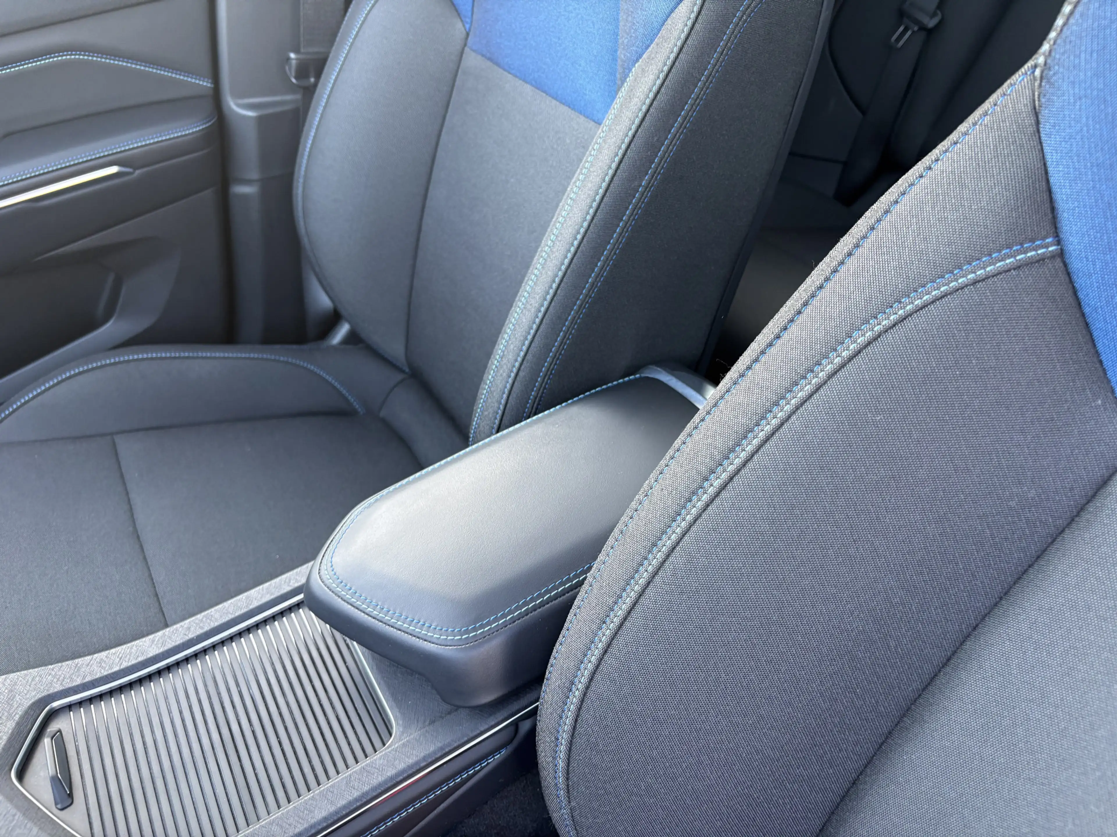 Lynk & Co 01 1.5, climate/cruise/pano/memeory — photo 10