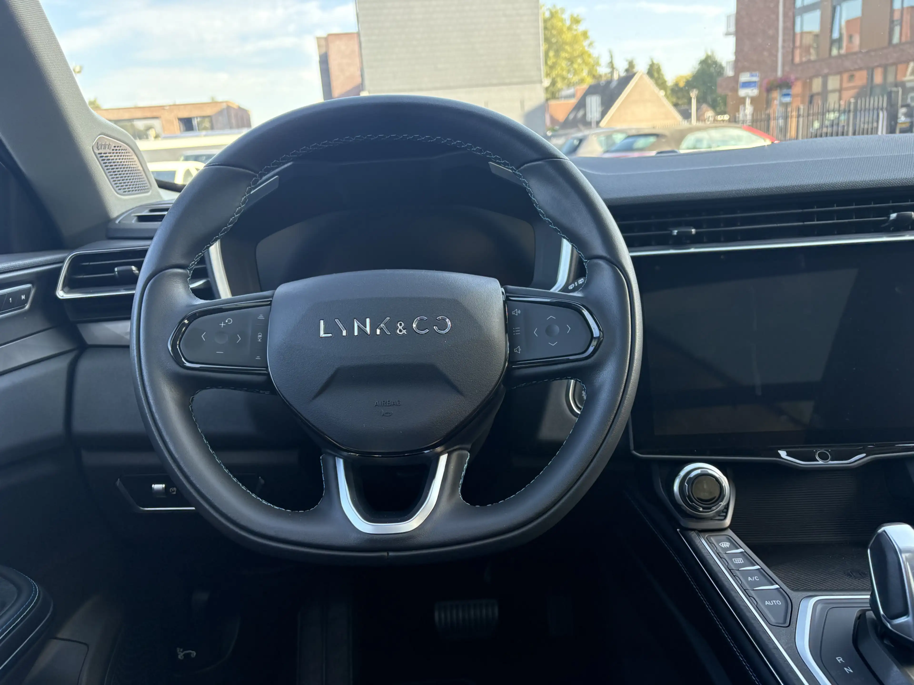 Lynk & Co 01 1.5, climate/cruise/pano/memeory — photo 2