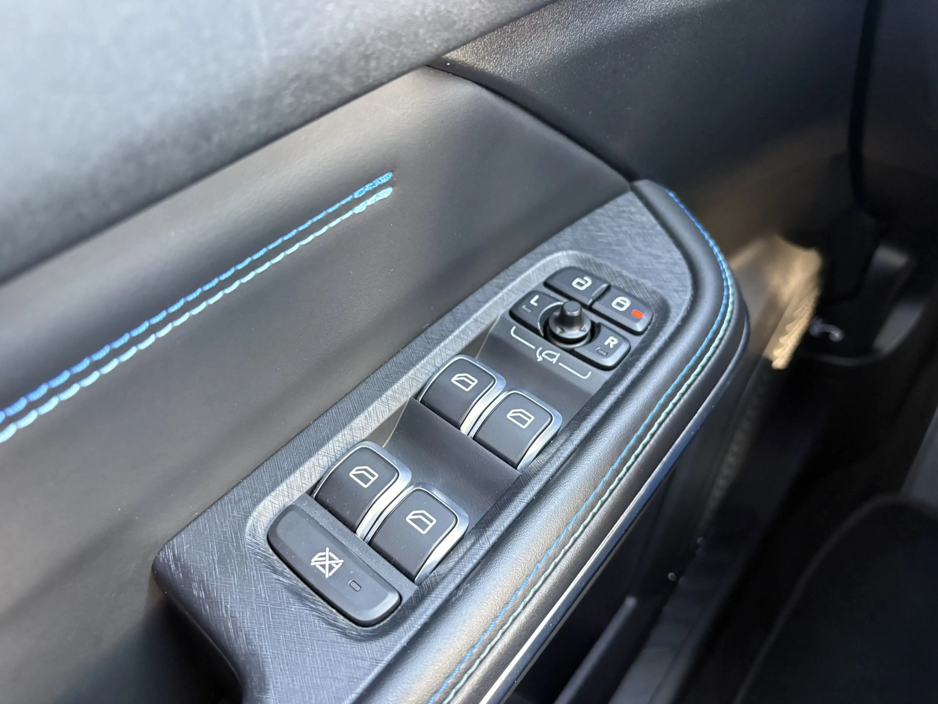 Lynk & Co 01 1.5, climate/cruise/pano/memeory — photo 3