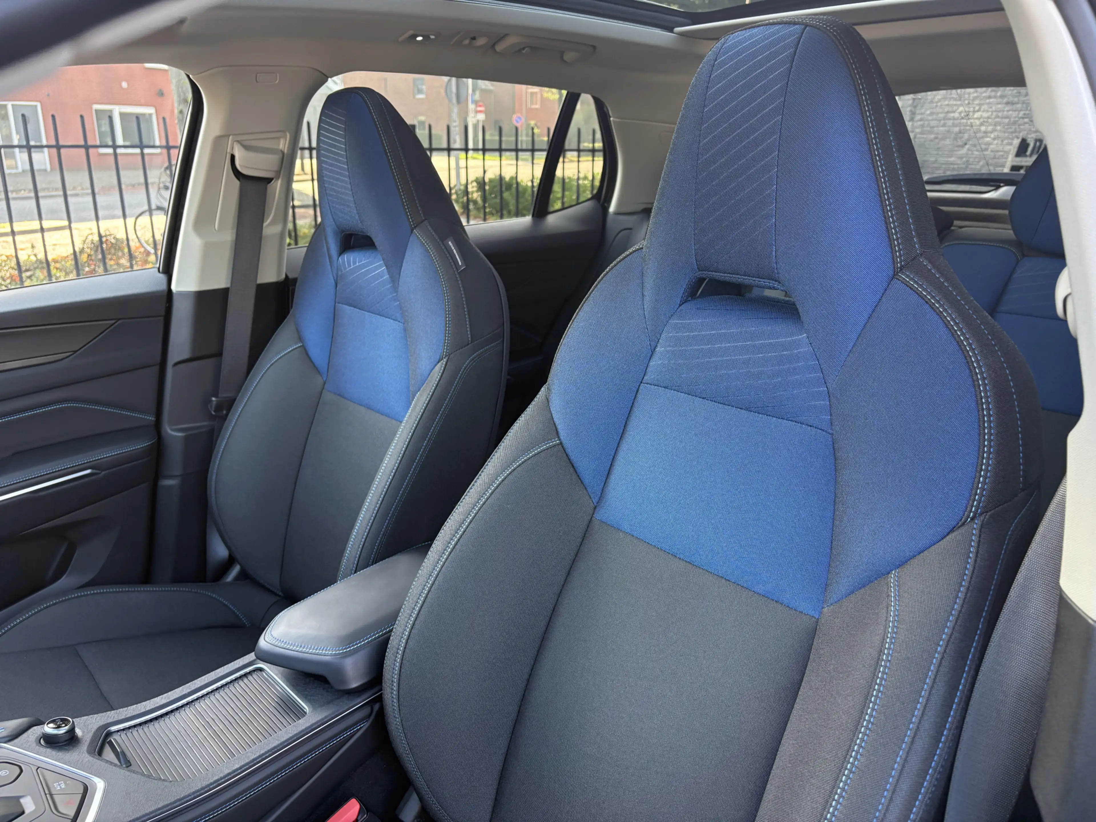 Lynk & Co 01 1.5, climate/cruise/pano/memeory — photo 11