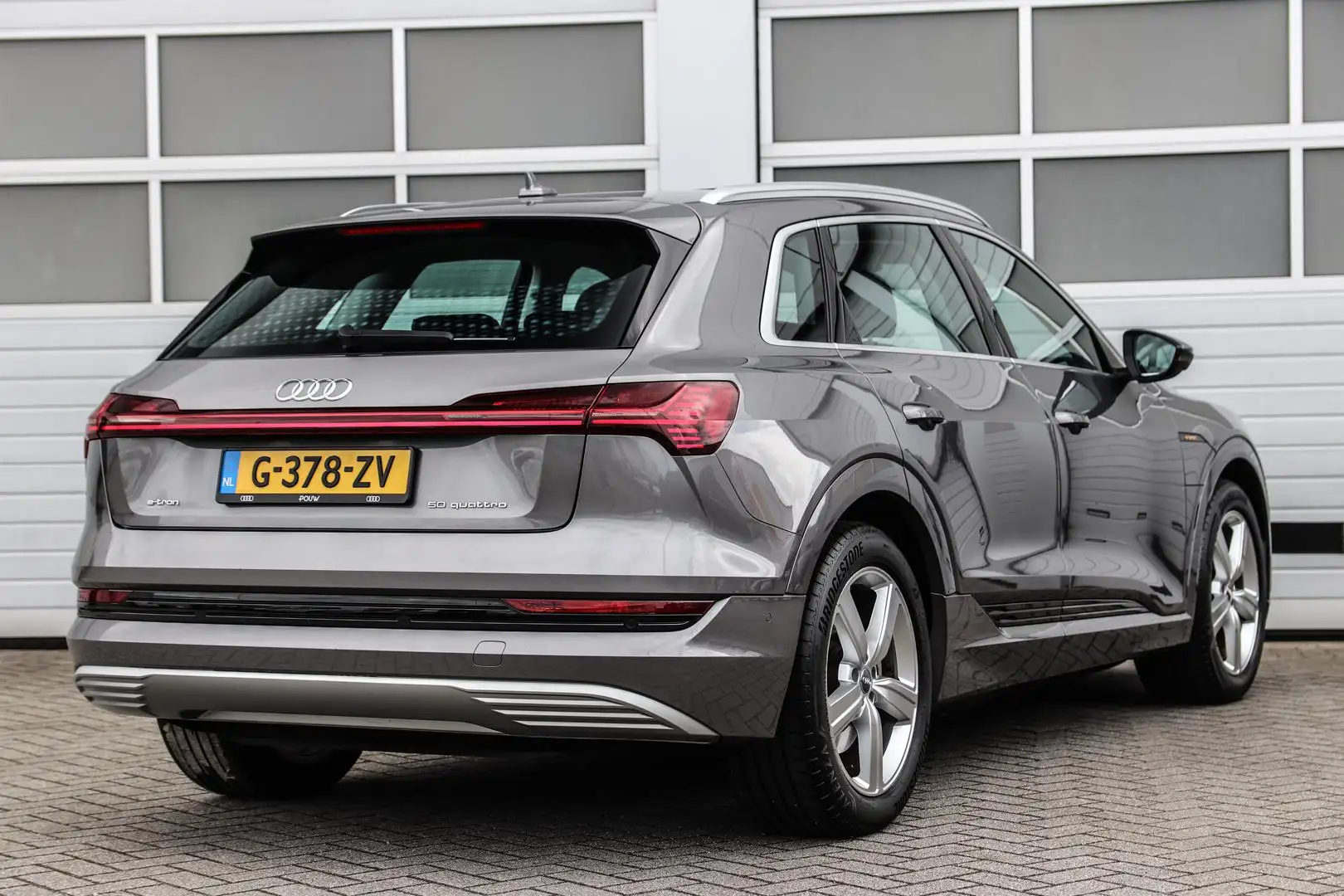 Audi e-tron 50 quattro 313pk Business Edition Plus 71 kWh | Pa Grijs - 2