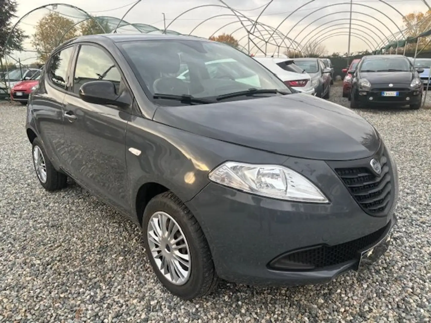 Lancia Ypsilon Ypsilon 0.9 t.air Silver ecochic metano 80cv Gris - 1