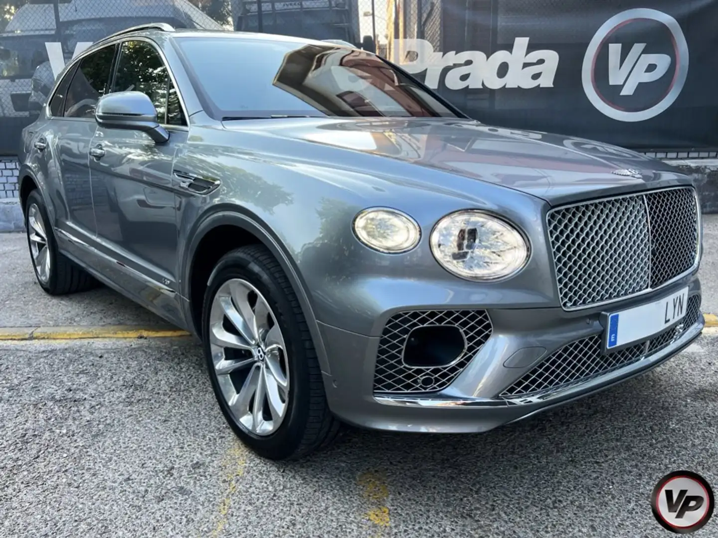 Bentley Bentayga V8 Šedá - 1