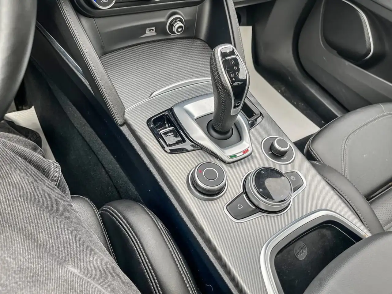Alfa Romeo Stelvio снимка Alfa Romeo Stelvio