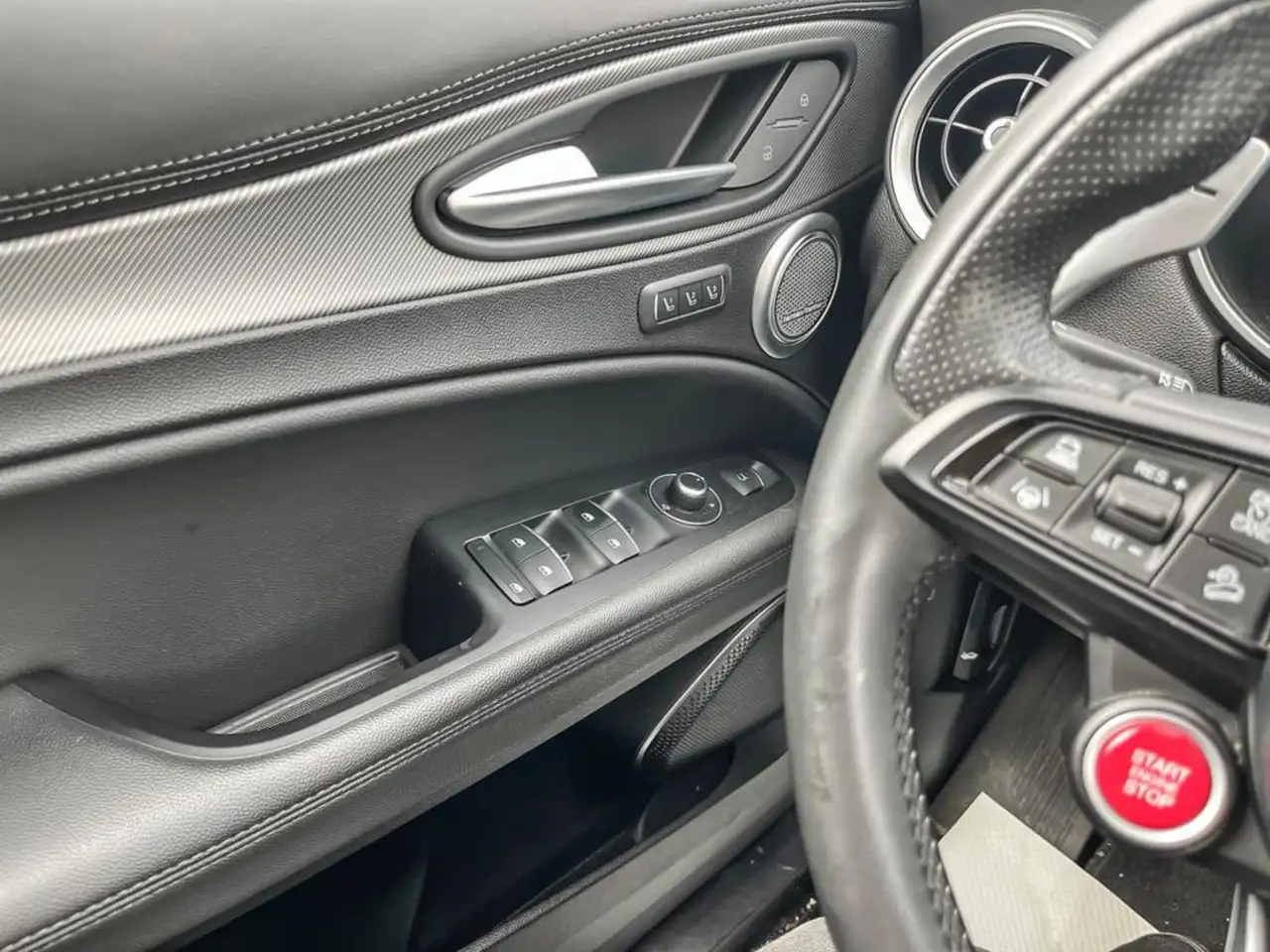 Alfa Romeo Stelvio снимка Alfa Romeo Stelvio