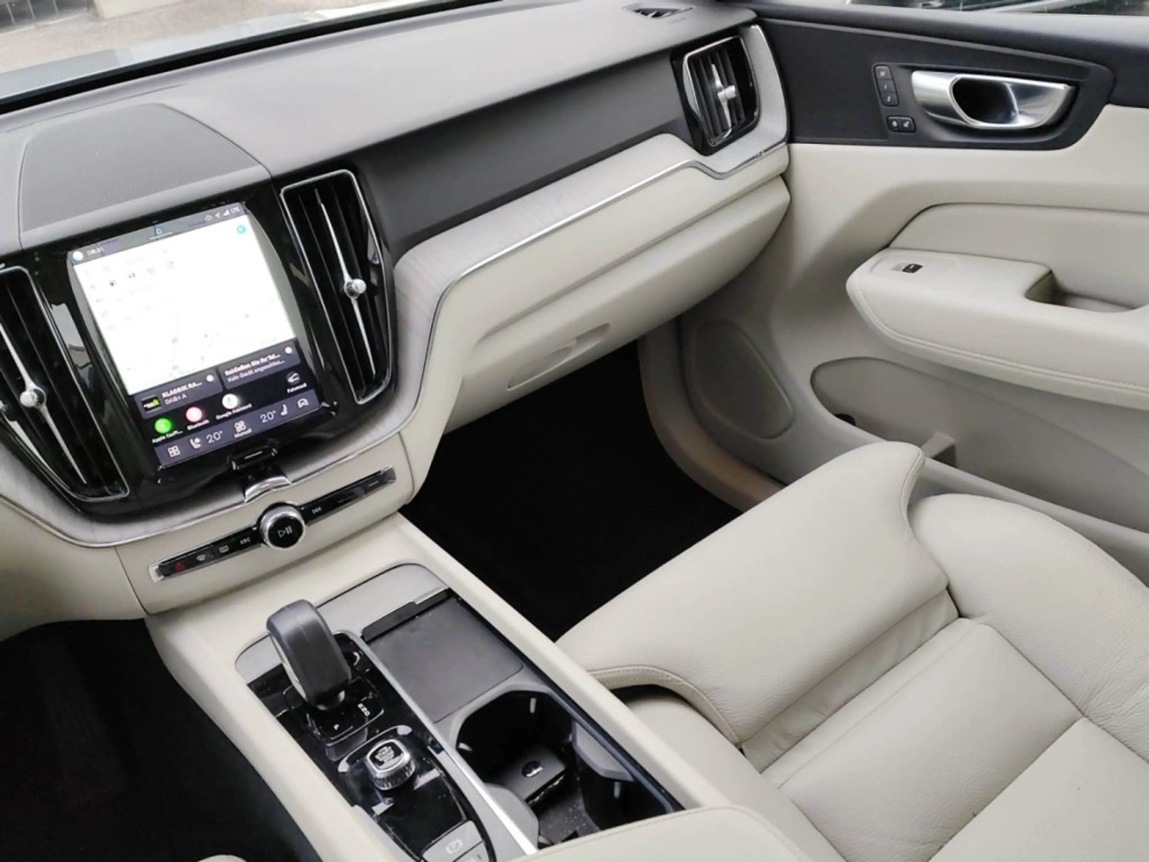 Volvo XC60 Plus, B4 AWD Mild Hybrid, Diesel, Dark — photo 10