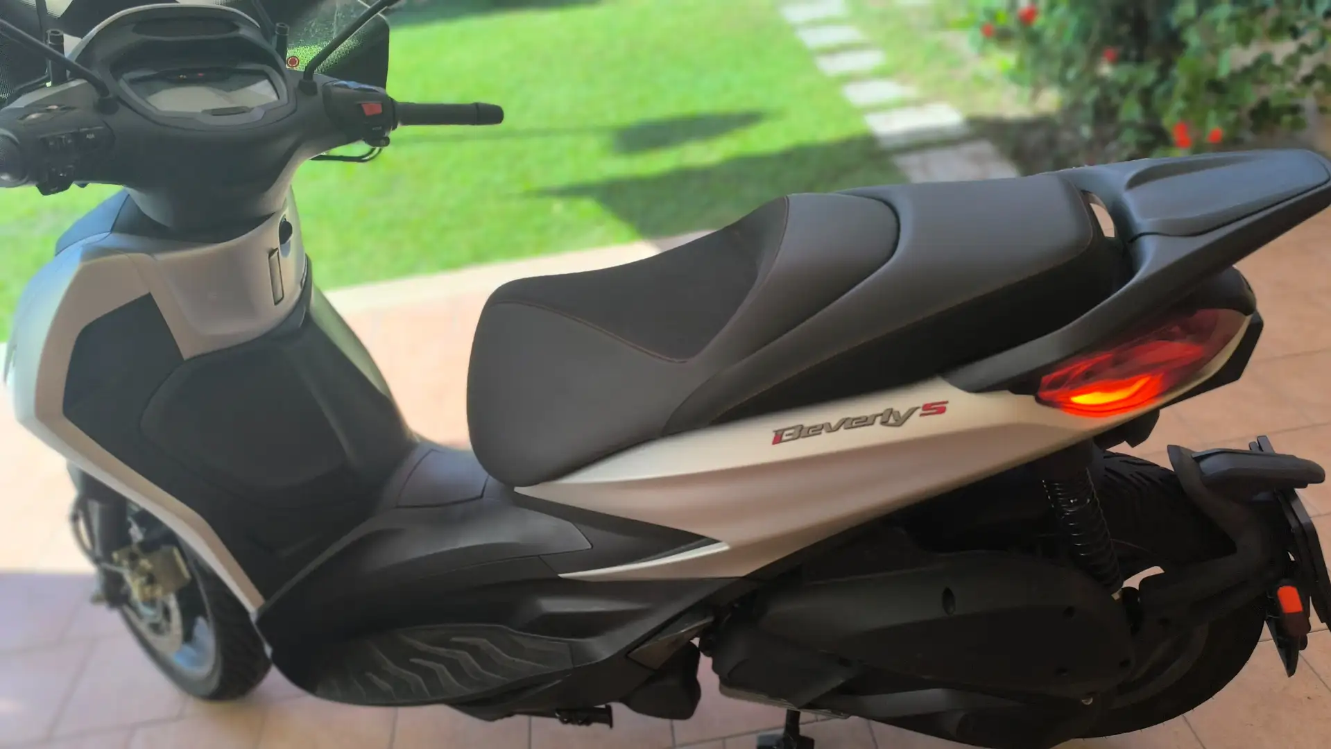 Piaggio Beverly 300 300 S HPE Argintiu - 1