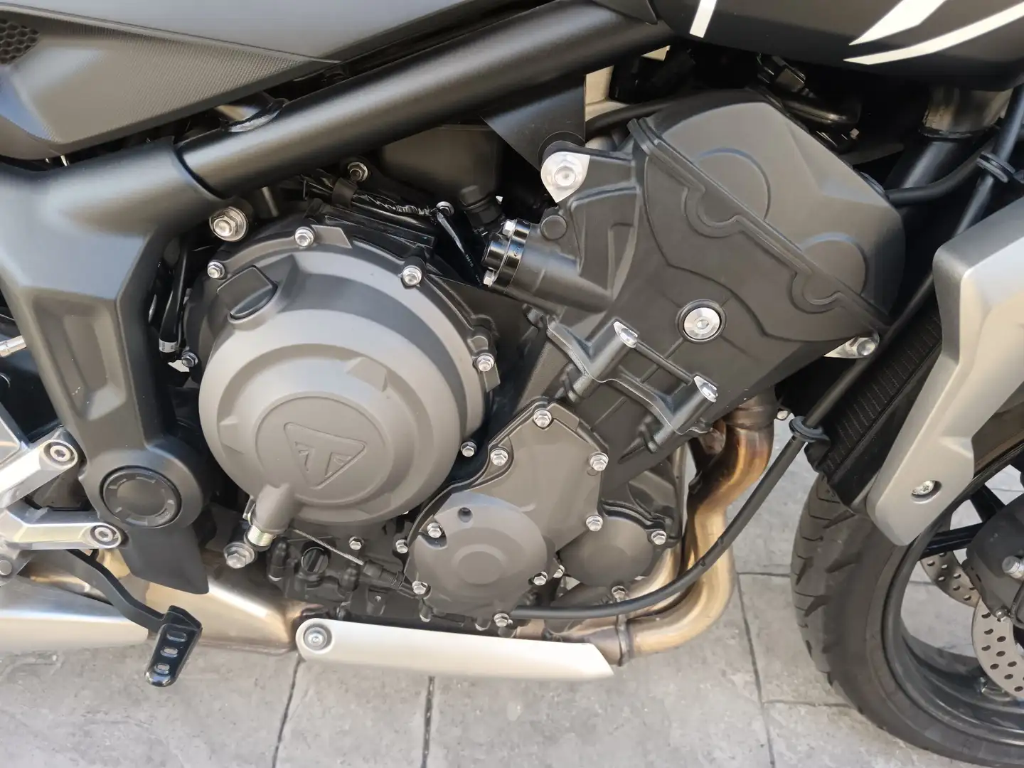 Triumph Trident 660 Nero - 2