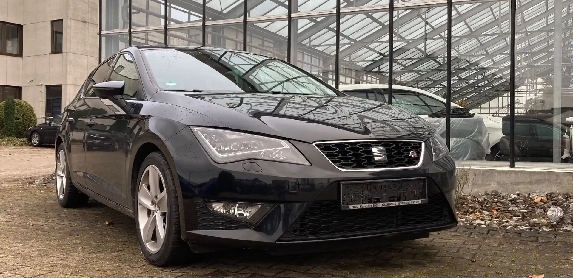 SEAT Leon 1.4 TSI ACT Business Paket LED PDC Navi FR Schwarz - 2