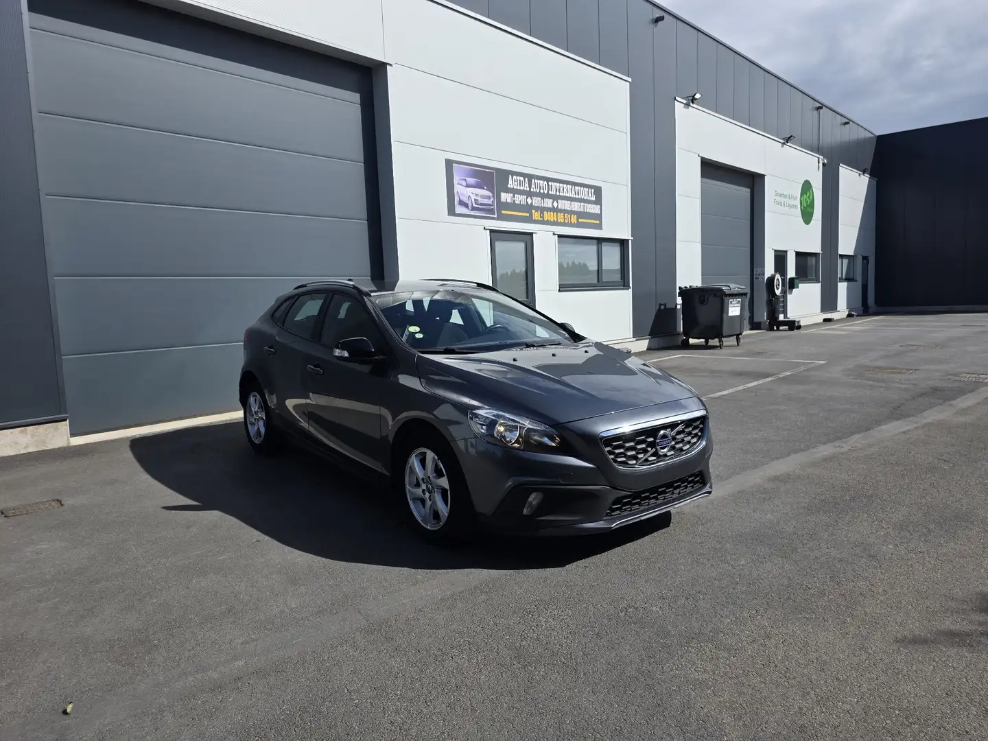 Volvo V40 1.6 D2 Momentum R-Design - 1