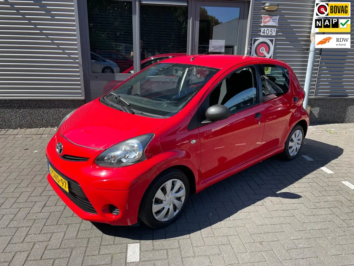 Toyota Aygo 1.0 VVT-i Now Rood - 1