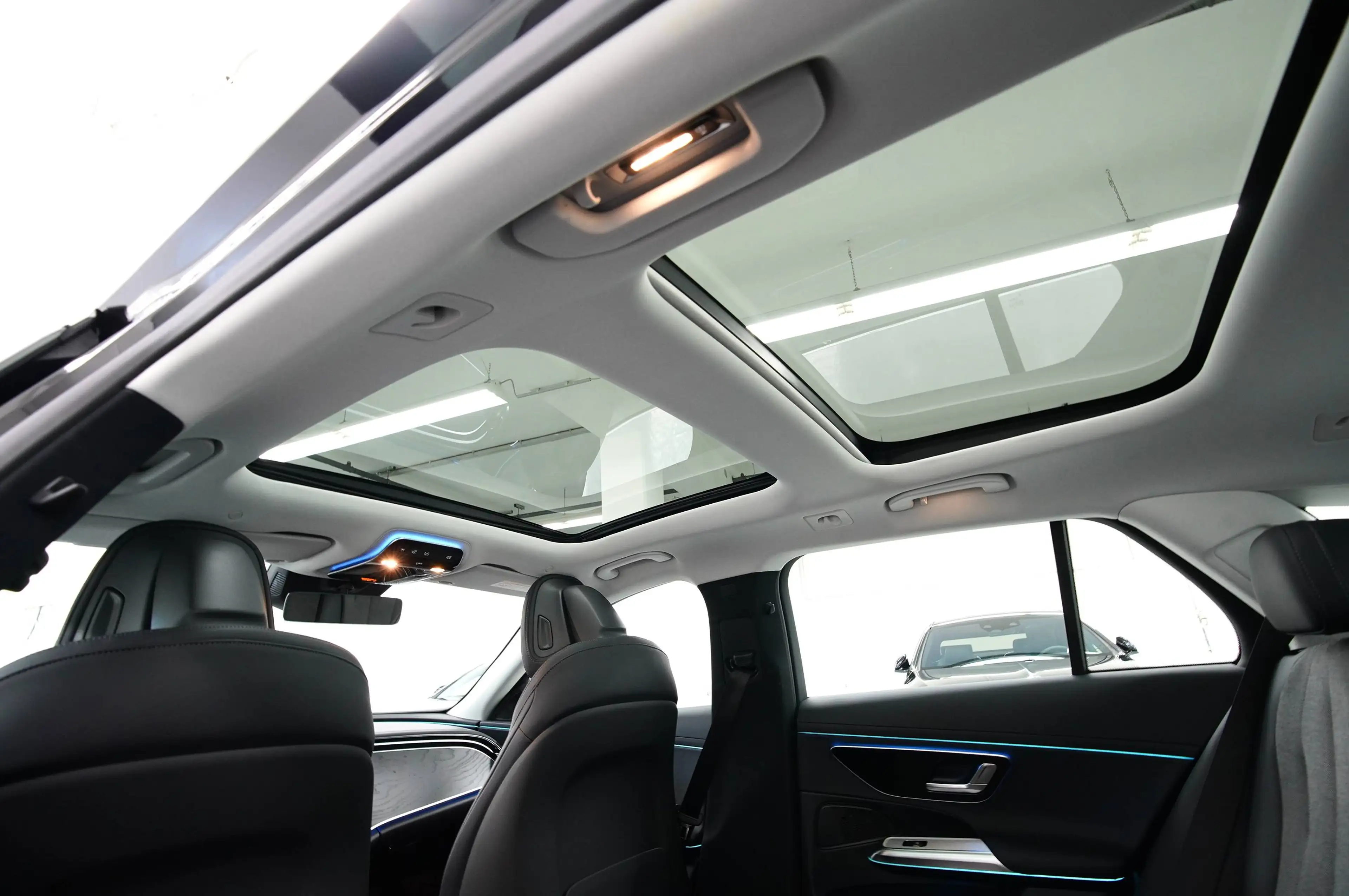 Mercedes-Benz E 220 E 220 d T ! MODELL 2026 ! PANORAMADACH / KEYLESS GO / DISTRONIC / WINTERPAKET — photo 3