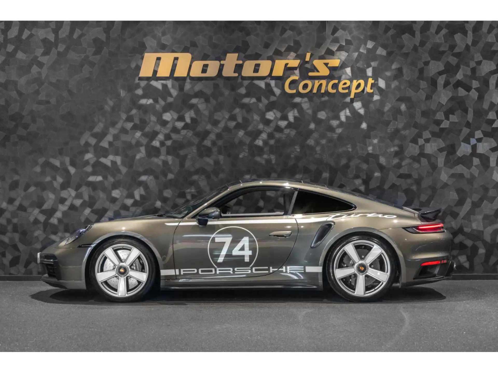 포르쉐 911 Turbo Coupe 2025 골드 사진 2
