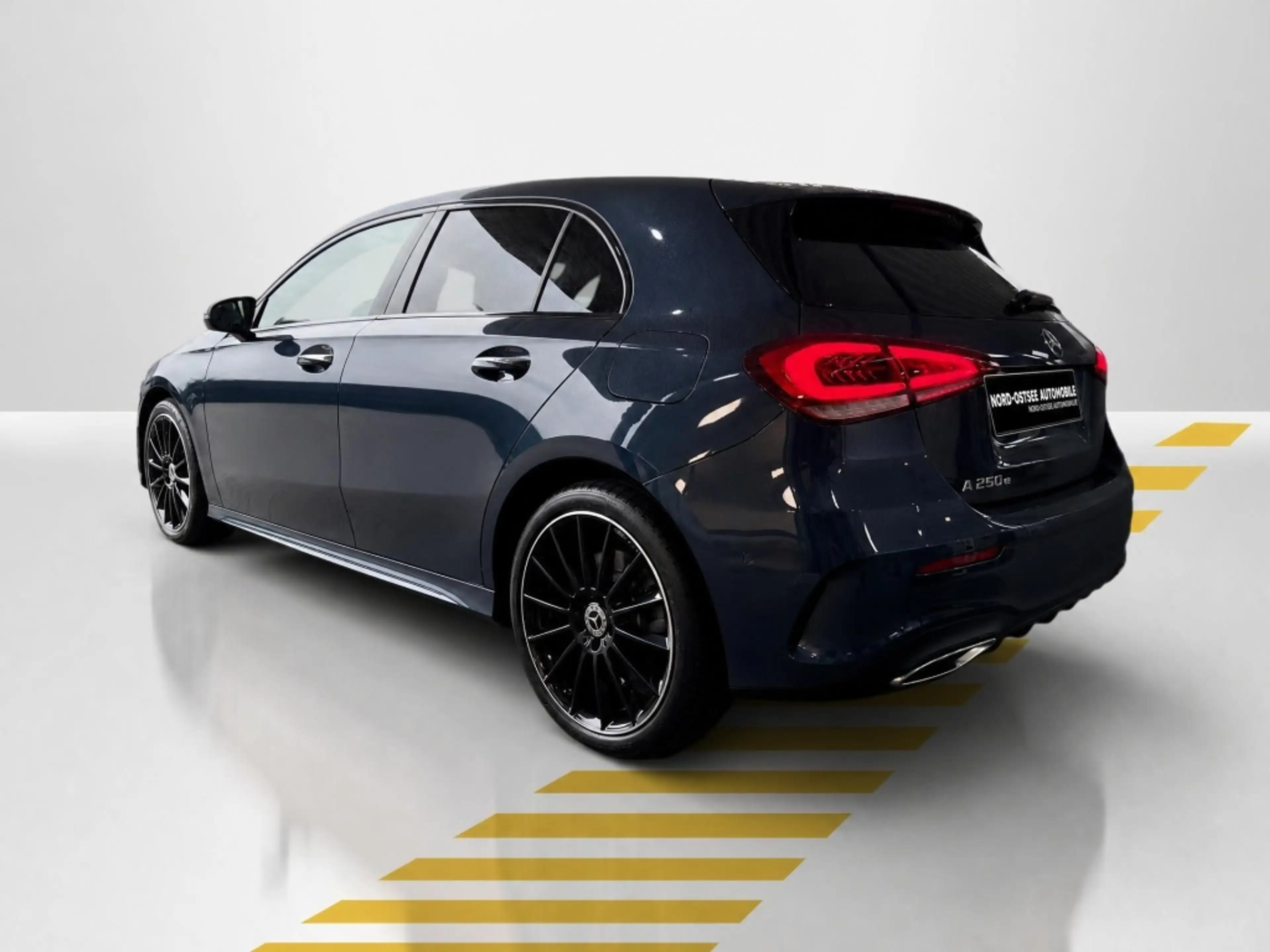 Mercedes-Benz A 250 e AMG NIGHT PANO MULTIBEAM 360° KAMERA — photo 13