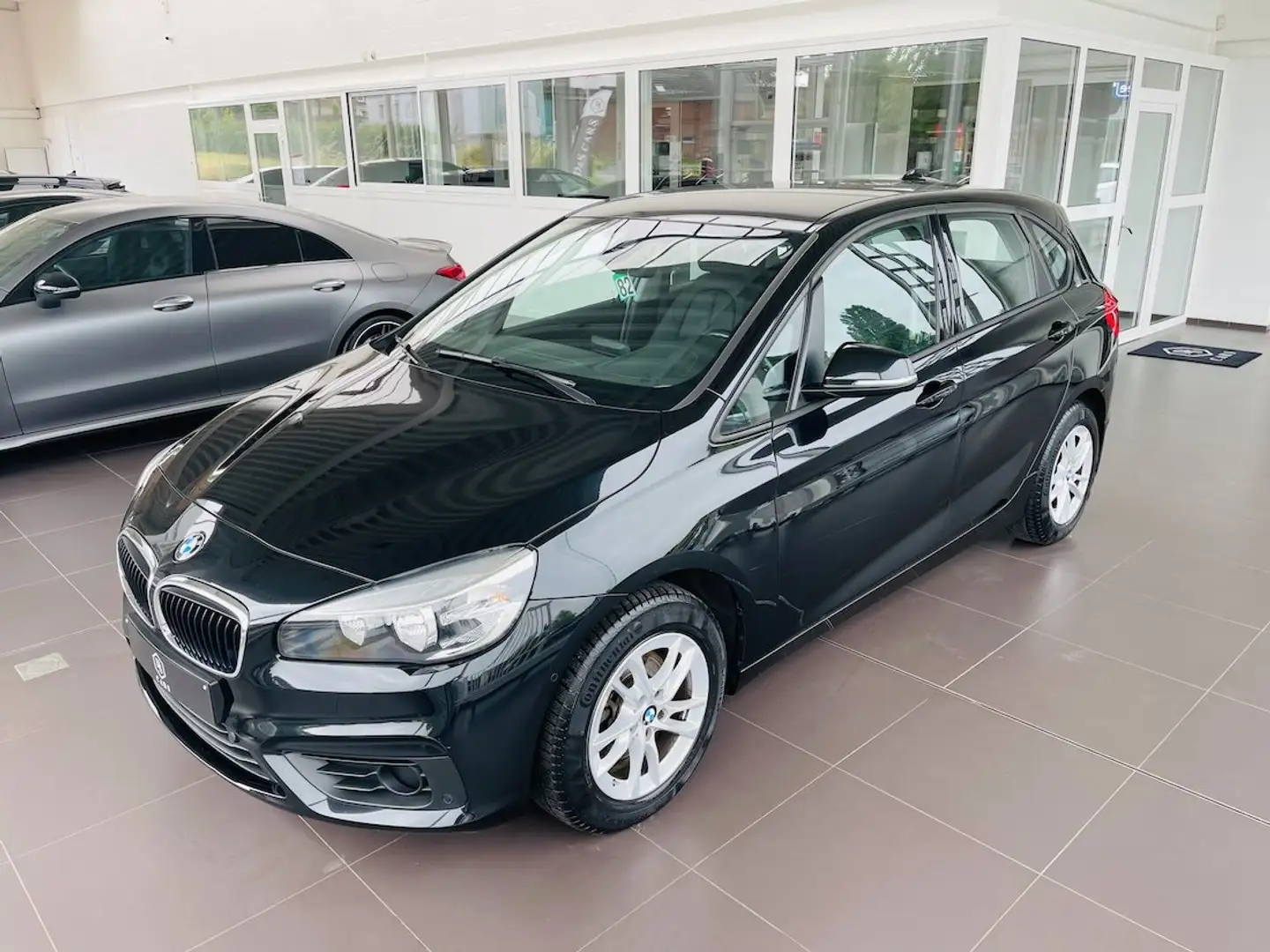 BMW 218 dA xDrive *** GARANTIE + CUIR + GPS + CAMERA *** Zwart - 2