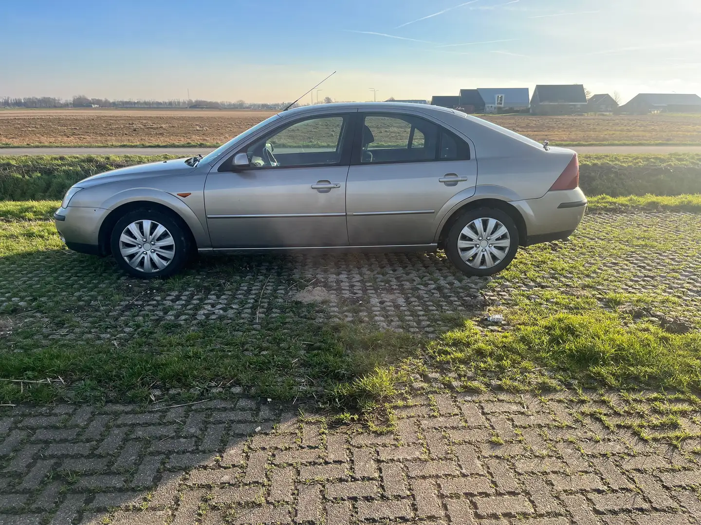 Ford Mondeo Mondeo 2.0-16V Trend Beige - 1