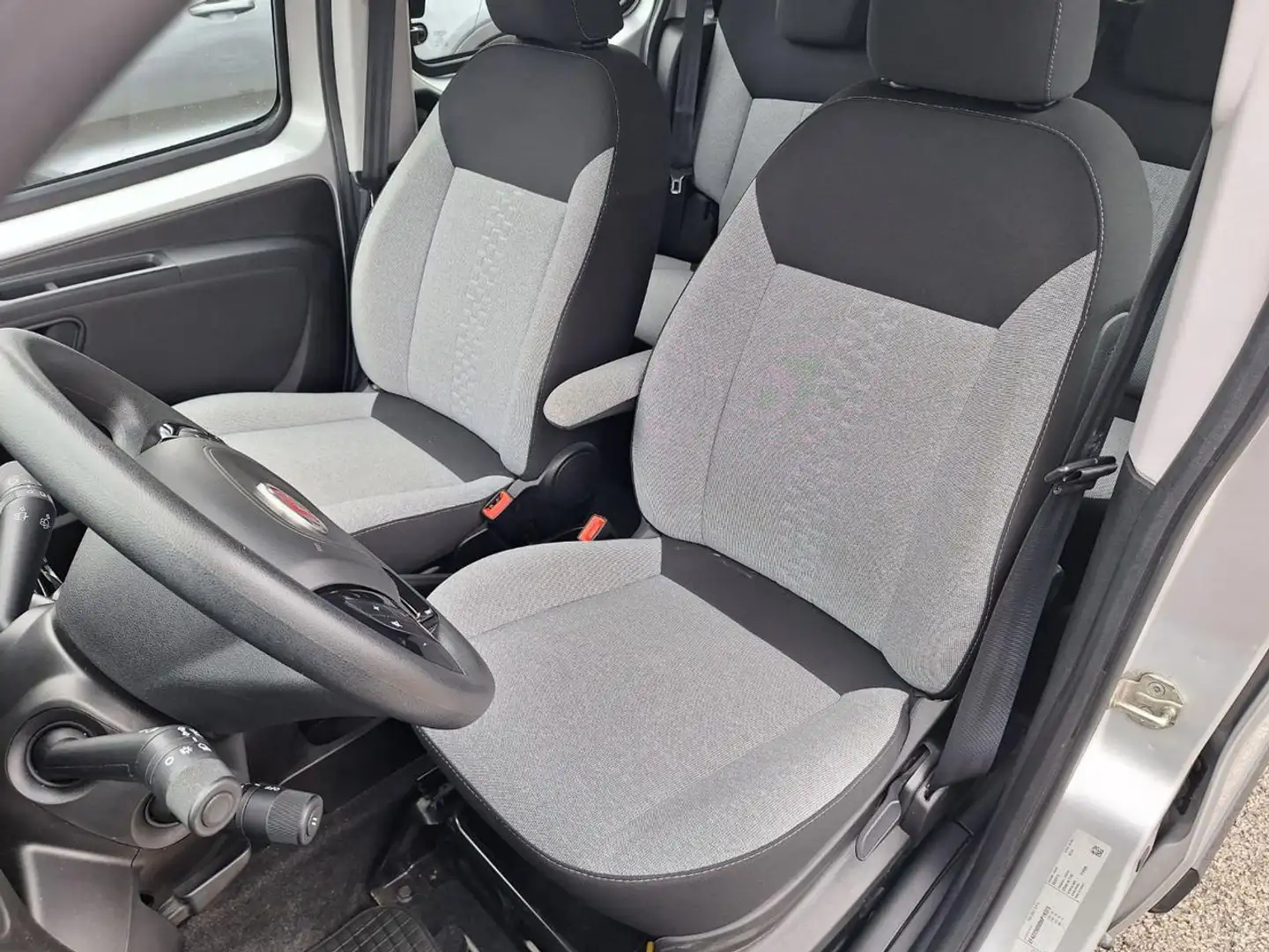 Fiat Qubo 1.3 MJT 80 CV Start&Stop Lounge N°FY569 Plateado - 2