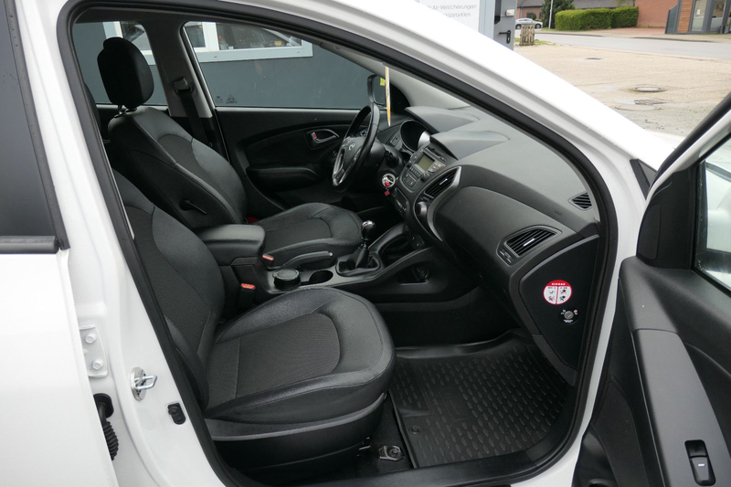 Hyundai iX35 FIFA World Cup Edition 2WD*AHK 1200Kg*1 Han — photo 15