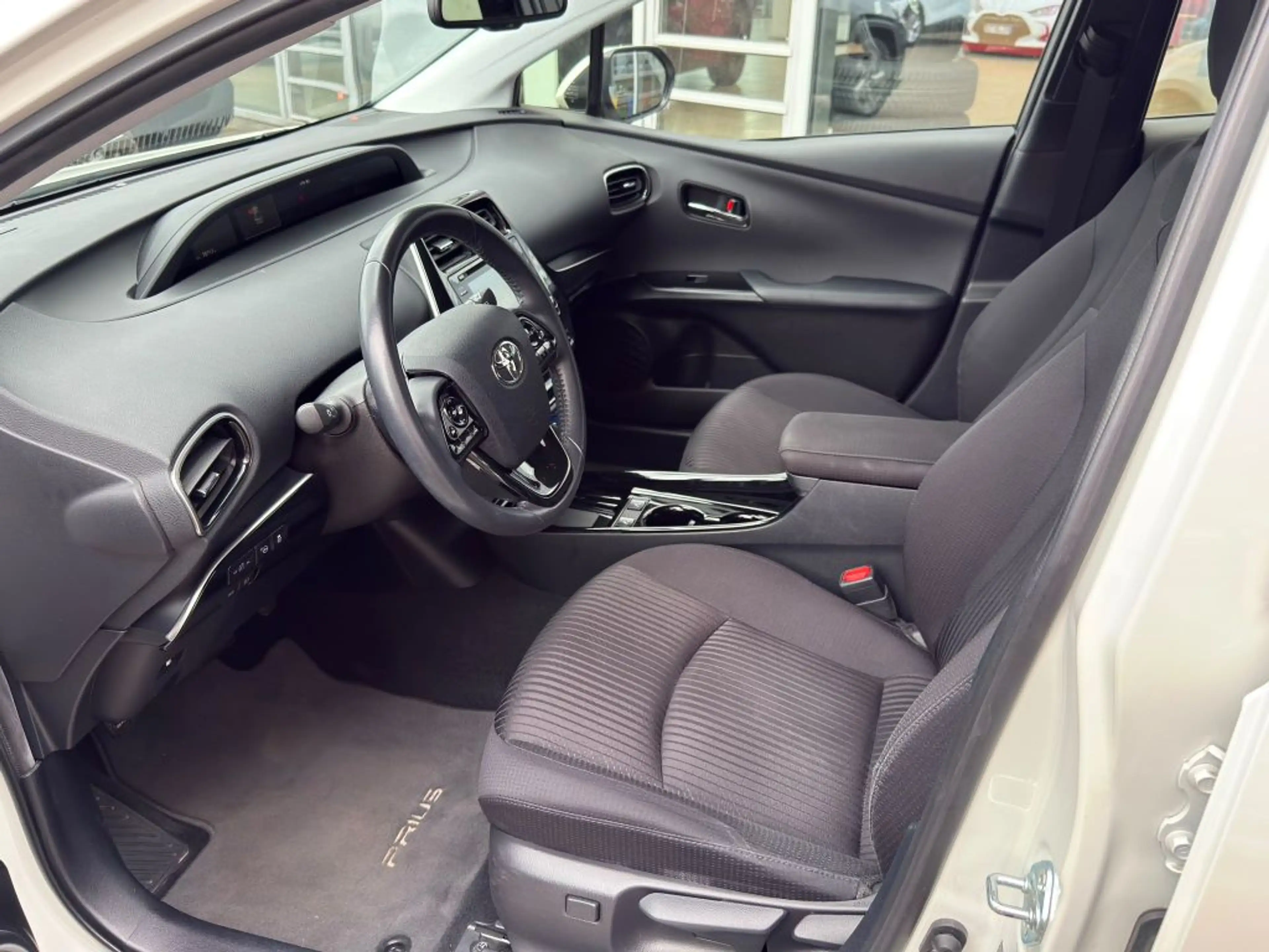 Toyota Prius Hybrid Comfort — photo 9