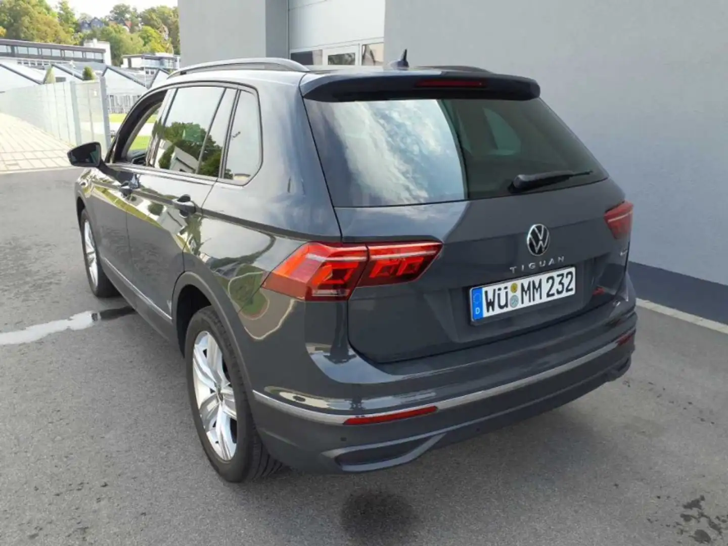 Volkswagen Tiguan Life 4Motion AHK LED ACC Navi PDC SHZ Grau - 2