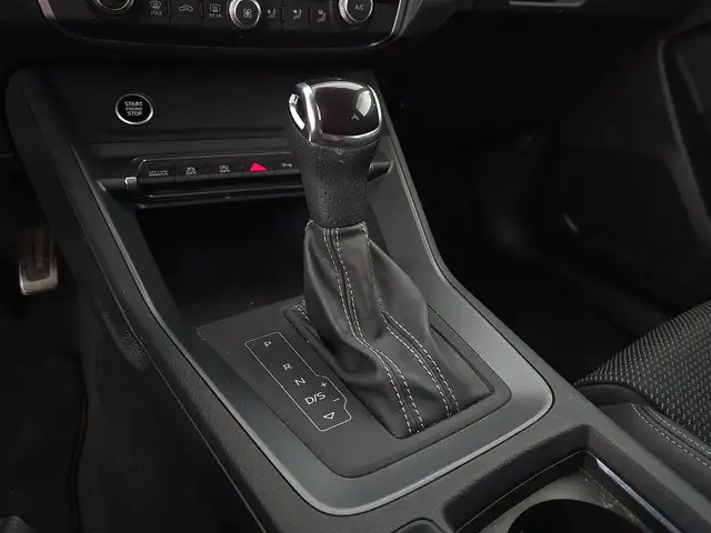 Audi Q3 view 12