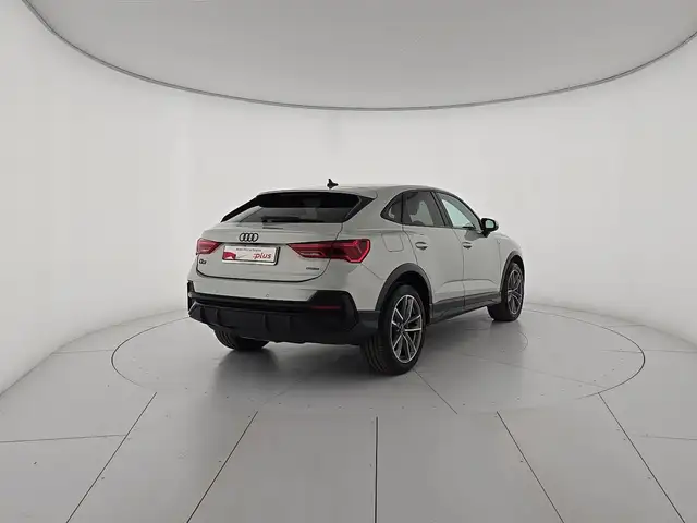 Audi Q3 view 5