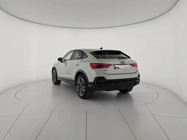 Audi Q3 view 3