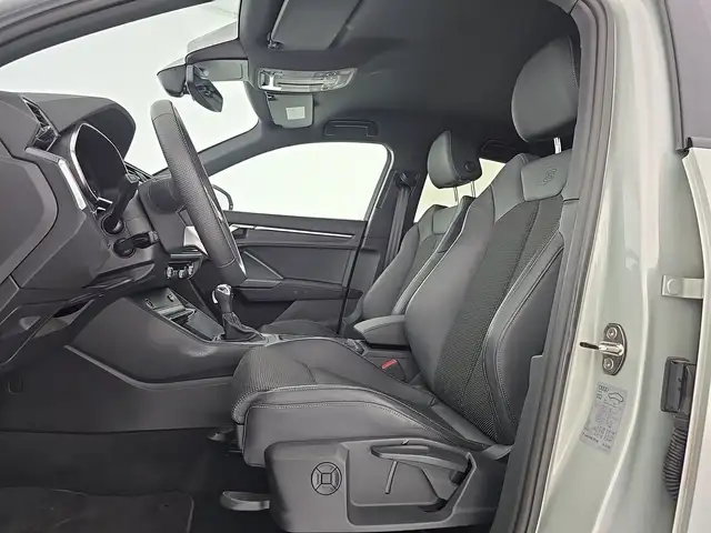 Audi Q3 view 9