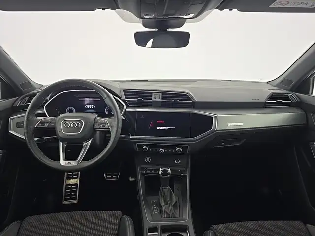 Audi Q3 view 11