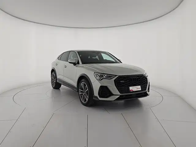 Audi Q3 view 6