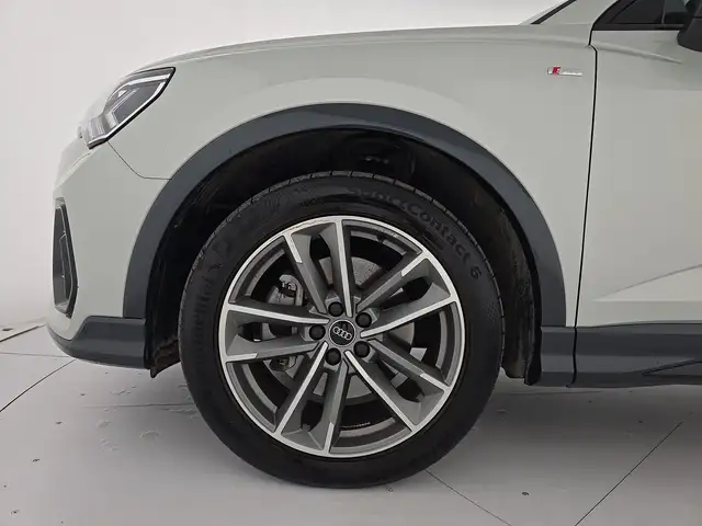 Audi Q3 view 8