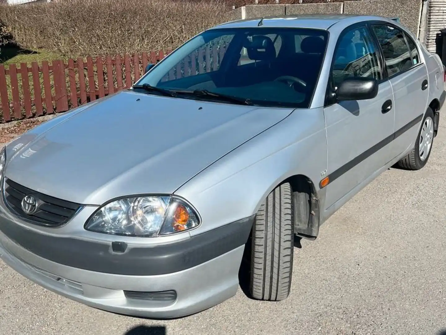 Toyota Avensis Avensis 1.6 linea terra Argent - 2