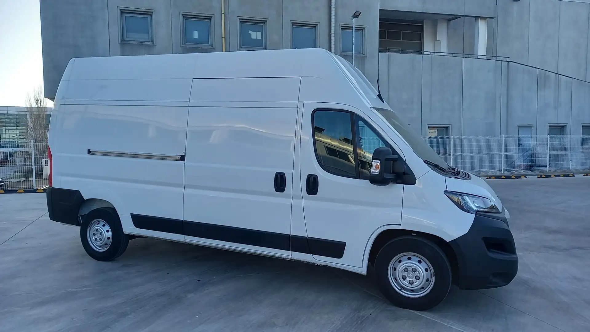Peugeot Boxer Furgón 2.2BlueHDI 435 L3H3 S&S 140 Blanc - 2