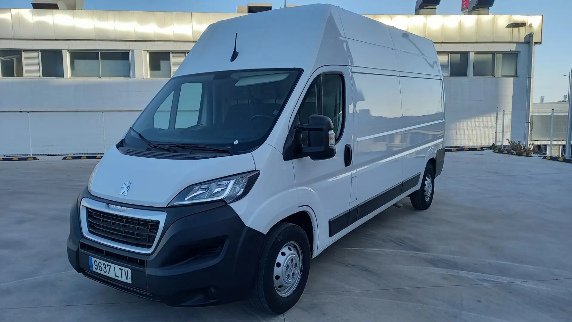 Peugeot Boxer Furgón 2.2BlueHDI 435 L3H3 S&S 140 Blanc - 1