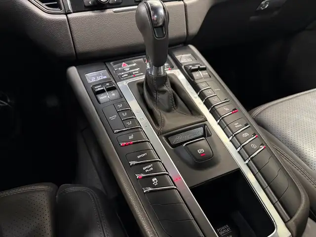 Porsche Macan view 13