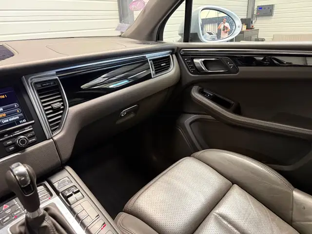 Porsche Macan view 15