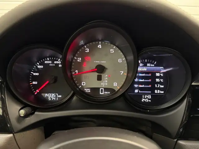Porsche Macan view 12