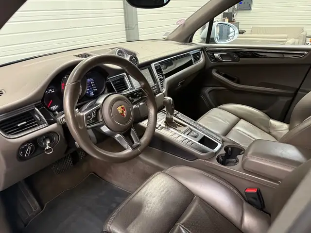 Porsche Macan view 10
