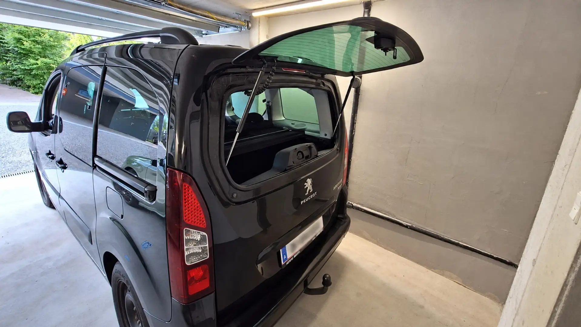 Peugeot Partner Tepee Outdoor 1,6 HDi 115 FAP Schwarz - 2