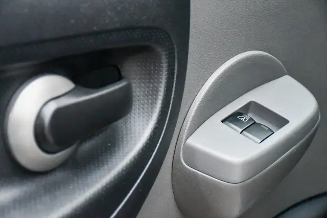 Nissan NV200 view 8