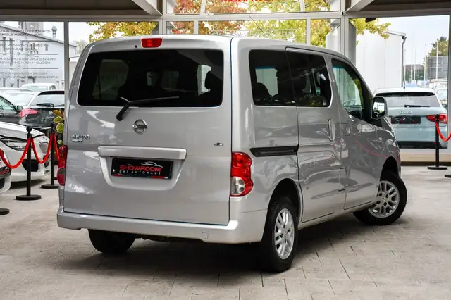 Nissan NV200 view 2