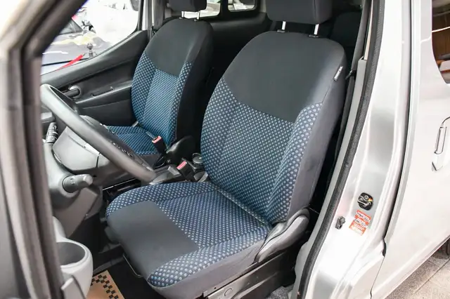 Nissan NV200 view 10