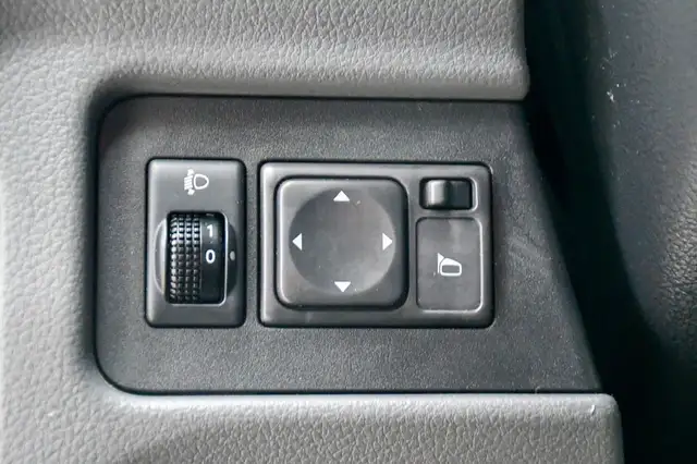 Nissan NV200 view 9