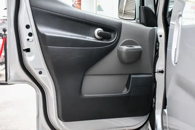 Nissan NV200 view 7