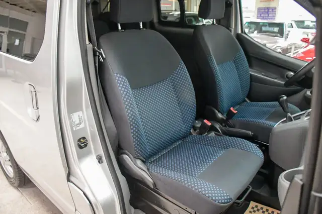 Nissan NV200 view 12