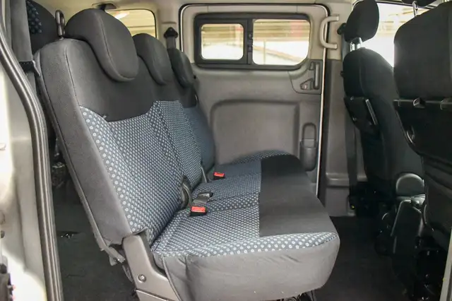 Nissan NV200 view 13